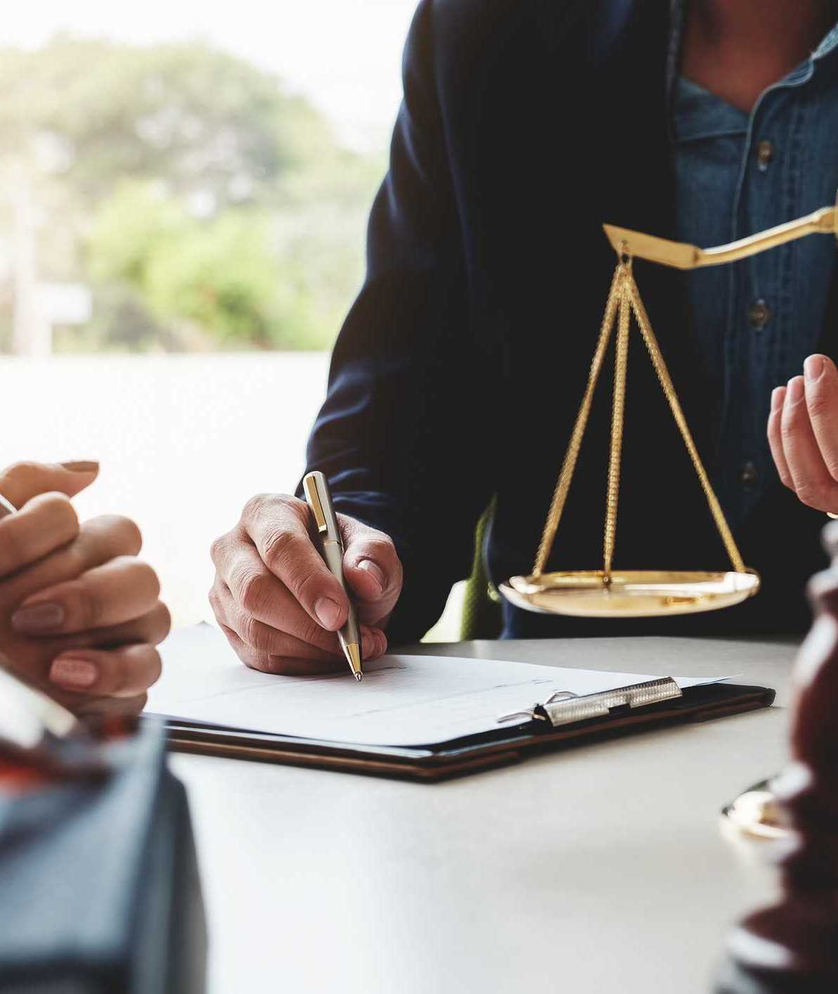 uma advogada analisando documentos