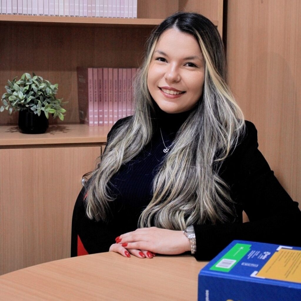 Foto da Dra. Julyanna no escritório